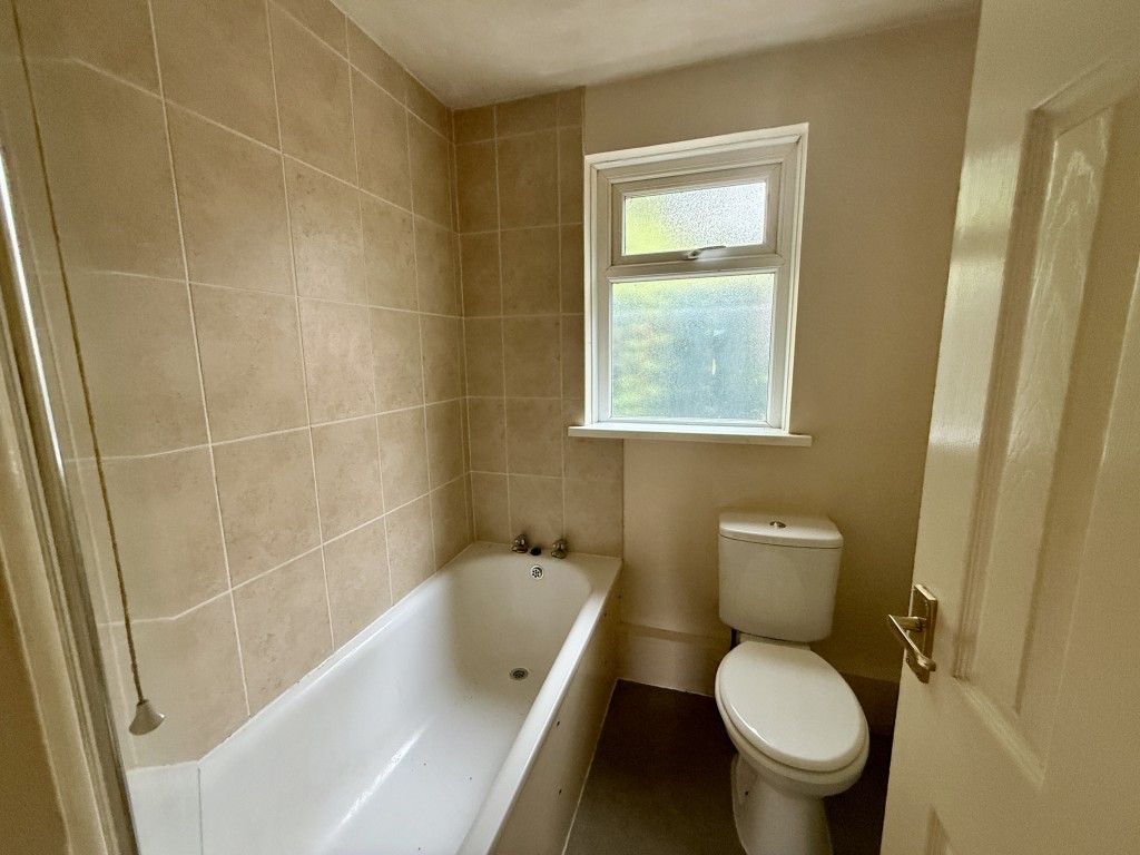 Lot: 182 - SEMI-DETACHED COTTAGE FOR UPDATING - Bathroom
